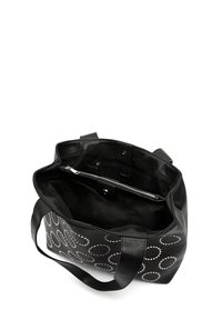 Borsa tote in pelle nera con dettagli di cucitura circolare bianca, forma aperta e tasca interna con zip. Maniglie su ciascun lato per il trasporto.