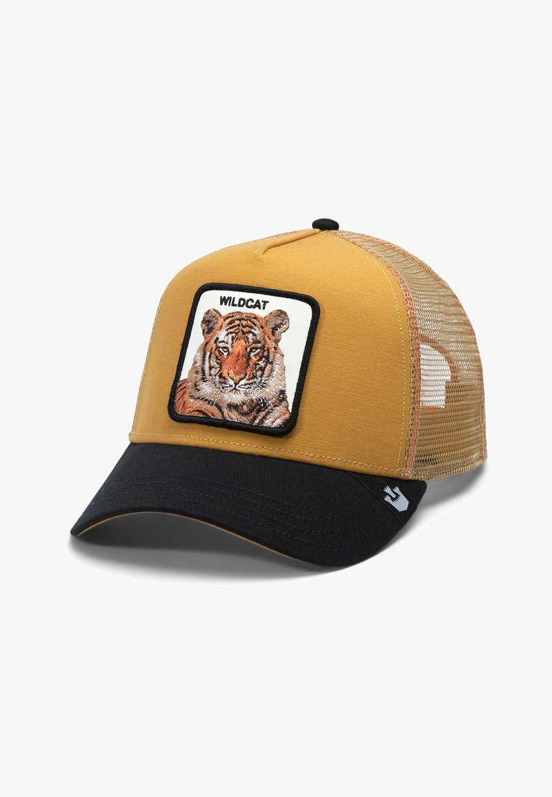Gorra de camionero en mostaza y negro con parte de malla. Presenta un parche de tigre bordado con la etiqueta "WILDCAT". Visera curvada, ajuste ajustable.
