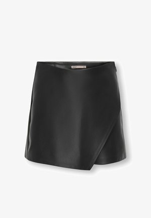 Zwarte minirok van imitatieleren met asymmetrisch voorpand en gladde textuur, maat 40, plat gelegd op een witte achtergrond.