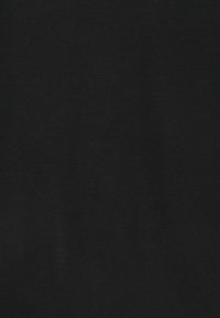 Texture de tissu noir uni avec un motif de tissage subtil, éclairage uniforme et surface lisse.