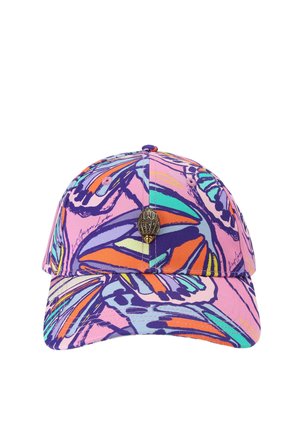 Baseballpet met abstract kleurrijk patroon in roze, paars, oranje, turquoise en blauw, met een klein metalen handvormig embleem op het voorpaneel.