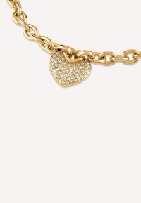 Bracciale in oro con ciondolo a cuore ornato di cristalli trasparenti, che presenta una superficie texturizzata e un design a link di collegamento.