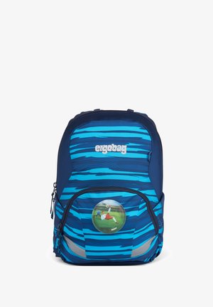 Blauer und marineblauer Rucksack mit Streifenmuster, Vordertasche, "ergobag"-Logo und rundem Bild eines Fußballspielers auf der Vordertasche.