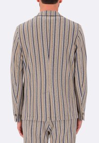 Blazer a strisce in crema e blu navy, realizzato in tessuto testurizzato. Caratterizzato da un rever a punta, due bottoni e cuciture visibili lungo le cuciture.