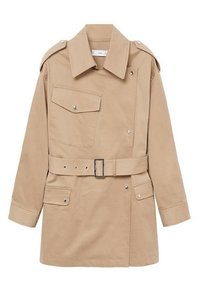 Trench-coat beige à manches longues avec un large col, des épaulettes, un rabat avant asymétrique, une ceinture avec boucle rectangulaire et trois poches à fermeture à pression.