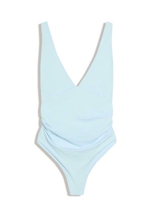 Hellblauer Badeanzug mit tiefem V-Ausschnitt und gerafften Details an den Seiten, auf weißem Hintergrund dargestellt.