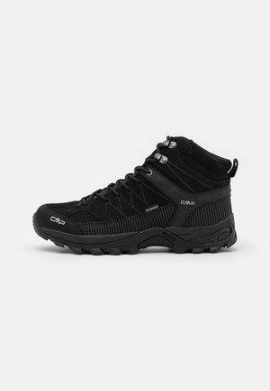 Botte de randonnée noire montante avec semelle robuste, laçage à l’avant, matériau imperméable et marquage CMP sur le côté et l’avant.