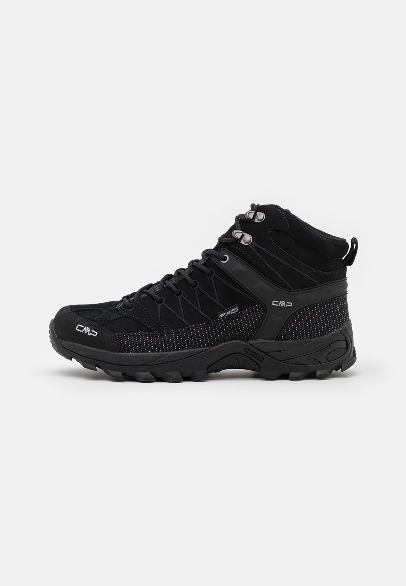 Botte de randonnée noire montante avec semelle robuste, laçage à l’avant, matériau imperméable et marquage CMP sur le côté et l’avant.