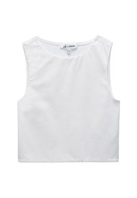Hvid ærmeløs cropped top med rund udskæring og et synligt mærke-tags ved kraven.