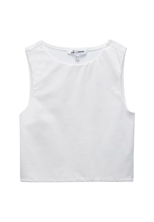 Hvid ærmeløs cropped top med rund udskæring og et synligt mærke-tags ved kraven.