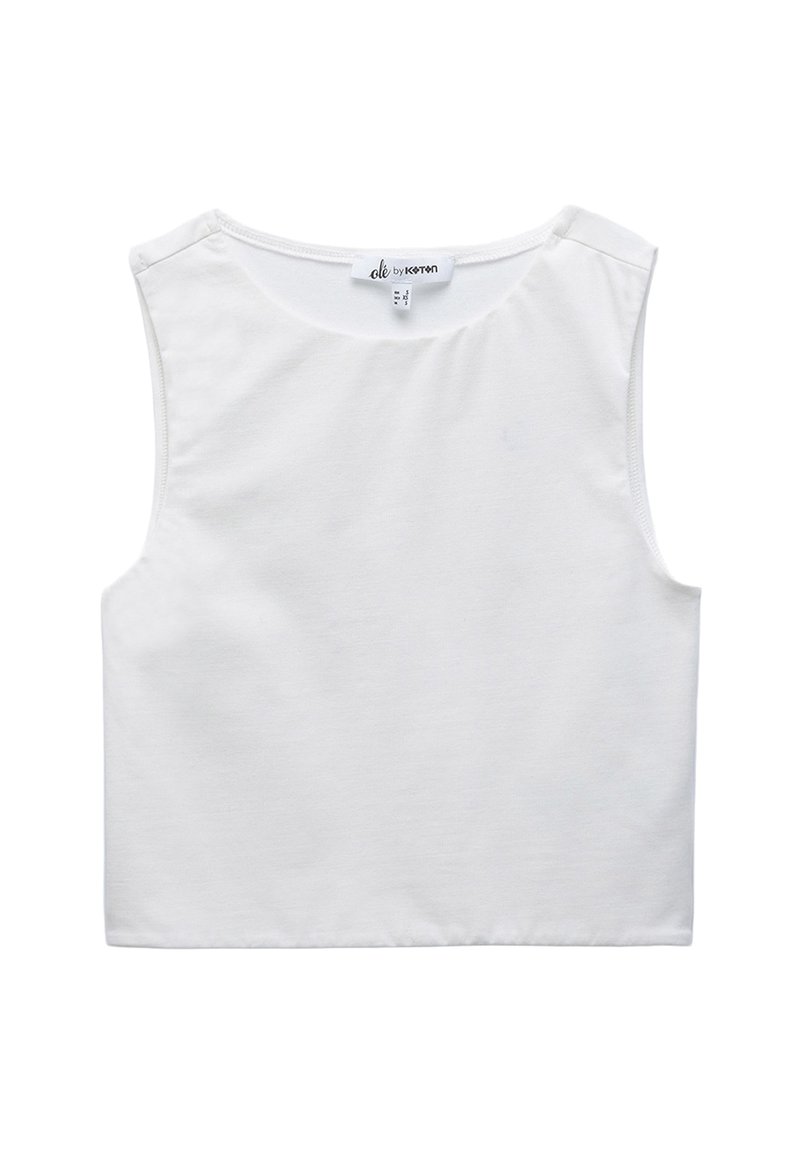 Hvid ærmeløs cropped top med rund udskæring og et synligt mærke-tags ved kraven.