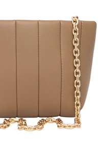 Bolso de mano de cuero sintético color canela con diseño acolchado vertical, correa de cadena dorada y forma estructurada. Textura suave, detalles mínimos.