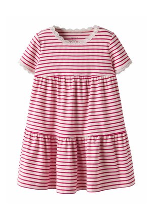 Vestido para niño pequeño de manga corta con rayas rosas y blancas, ribete de encaje en el escote y las mangas, con volantes fruncidos que crean una falda acampanada.