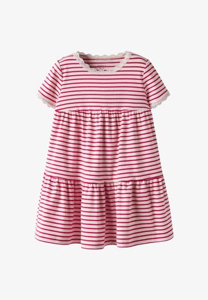 Robe pour tout-petit à manches courtes, rayée rose et blanche, avec bordure en dentelle sur le col et les manches, volants froncés formant une jupe évasée.