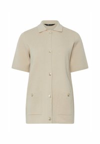 Beige cardigan s krátkým rukávem a límcem, s řadou kulatých knoflíků a dvěma předními kapsami. Jednoduchý, neformální design.