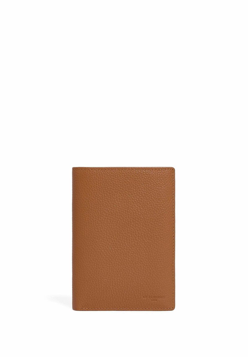 Porte-passeport en cuir marron avec une finition texturée, de forme rectangulaire et aux bords nets. Design minimaliste sans quincaillerie visible.