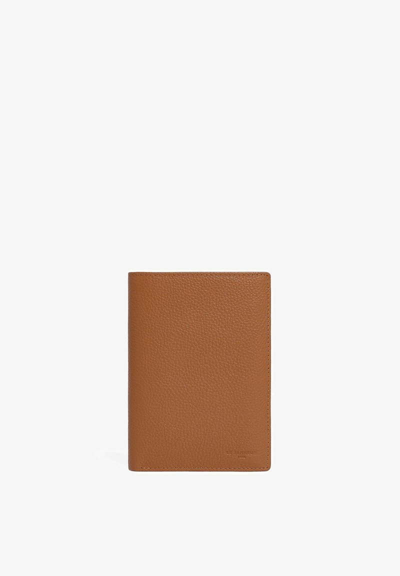 Porte-passeport en cuir marron avec une finition texturée, de forme rectangulaire et aux bords nets. Design minimaliste sans quincaillerie visible.