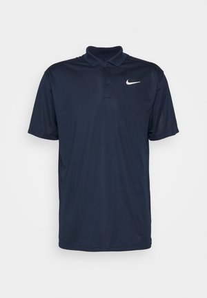 Polo de Nike en azul marino, hecho de material liviano; mangas cortas, tapeta de tres botones, logo bordado en el pecho izquierdo.