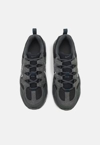 Zapatillas grises con una combinación de materiales de ante y malla, que cuentan con un collar acolchado, suela texturizada y acentos negros contrastantes.