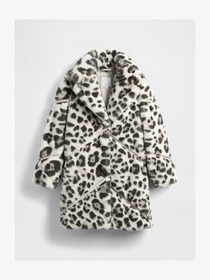Cappotto in pelliccia ecologica con stampa leopardata, caratterizzato da un design doppiopetto, ampi revers e cuciture diagonali in tonalità di nero e crema.