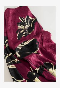 Selectat, burgundy red