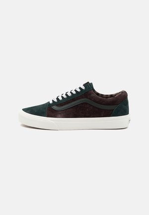Wildledersneaker mit dunkelgrünen und burgunderfarbenen Paneelen, weißer Gummisohle und strukturierten Akzenten. Mit weißen Schnürsenkeln und einem karierten Innenfutter.