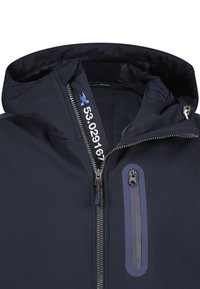 Námořnická modrá nepromokavá bunda se zipem vpředu, nastavitelnou kapucí a náprsní kapsou. Vyznačuje se hladkým povrchem a jemným logem.