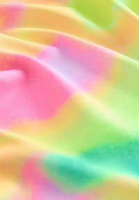 Tissu multicolore présentant de douces dégradés de rose, jaune et vert. La texture semble lisse avec un léger éclat.