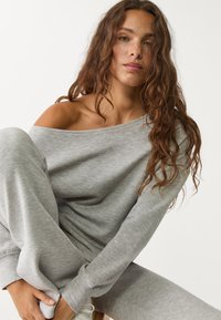 Stradivarius SOFT-TOUCH EXPOSED SHOULDER - Mikina - grey