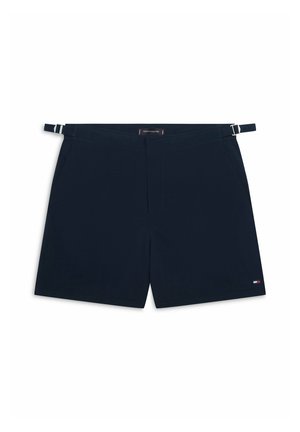 Pantaloncini da uomo blu navy con cinghie laterali regolabili con fibbia, tasche frontali e un piccolo logo Tommy Hilfiger sull'orlo sinistro.