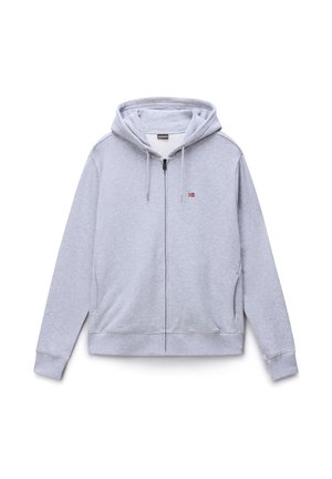 Jasnoszara bluza z kapturem na zamek, z sznurkami, przednimi kieszeniami oraz małym czerwonobiałym logo z flagą na lewej piersi.