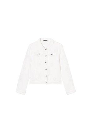 Veste en denim blanche avec des manches longues, fermeture à boutons sur le devant, deux poches poitrine, des détails brodés sur les manches et un col.