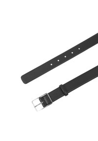 Schwarzer Leder-Gürtel mit glatter Textur, ausgestattet mit einer silbernen rechteckigen Schnalle und mehreren Löchern zur Größenanpassung.