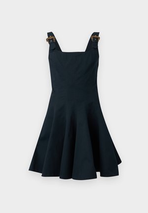 Musta hihaton mekko, jossa on liehukehelma ja koristeelliset kultaiset soljet leveillä olkaimilla, esillä valkoisella taustalla.