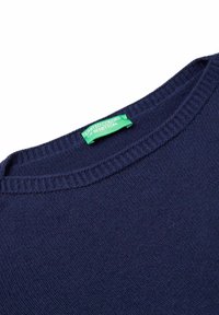 Dunkelblauer Strickpullover mit geripptem Rundhalsausschnitt und grünem Etikett mit der Aufschrift "United Colors of Benetton." Strukturierter Stoff, keine sichtbaren Muster.