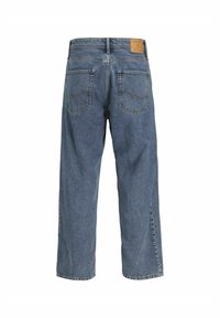 Lyseblå, rettskårne denimjeans med høy midje, to baklommer og et brunt lærmerke på midjebåndet.