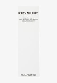 Grown Alchemist återställande kroppsolja i en vit rektangulär låda. Innehåller svart text, 100 ml volym, nämner ingredienser som nypon och tamanu.