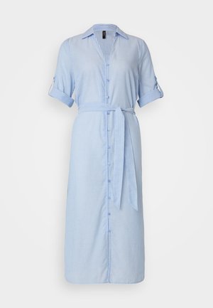 Šviesiai mėlynas dryžuotas suknelė, su mygtukų uždarymu priekyje, apykakle, sukeltomis rankovėmis ir suderintu surišamu diržu liemenyje. Lygi audinio tekstūra.