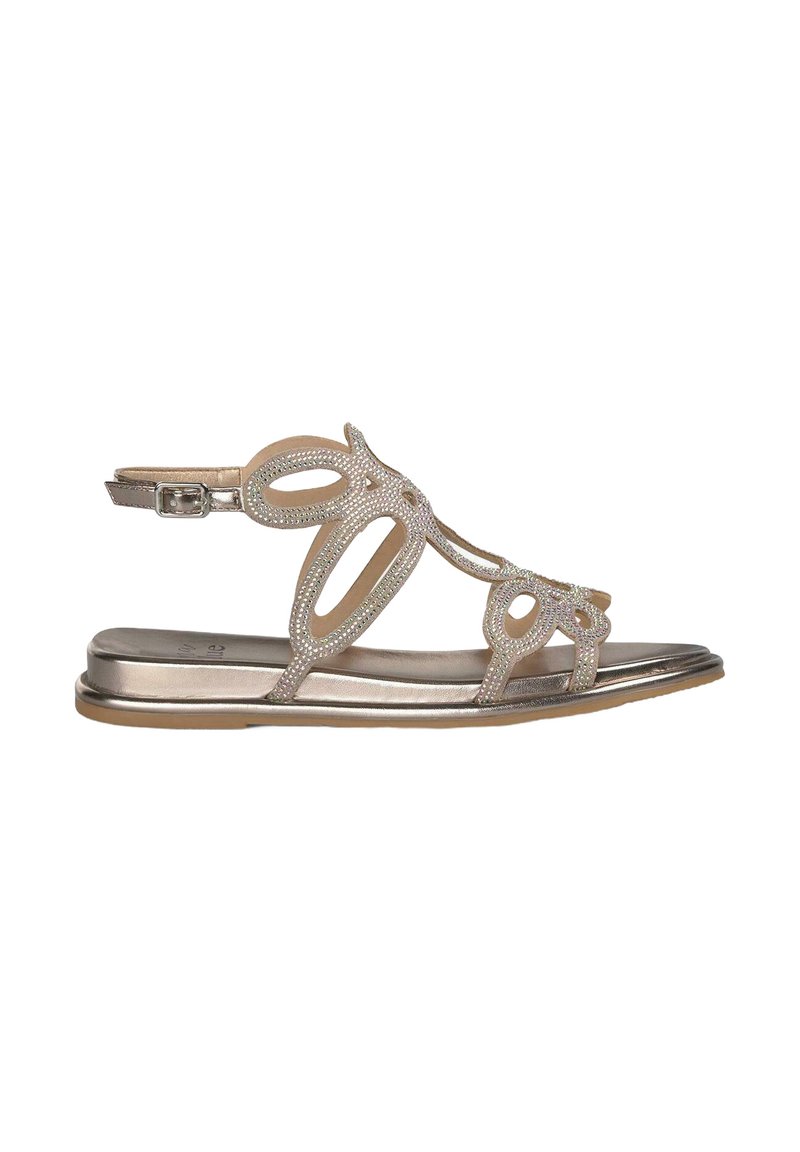 Metallische sandalen met open teenontwerp, decoratieve uitsparingen en glitters op een platte zool. Inclusief verstelbare enkelband.