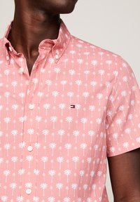 Kurzärmliges, geknöpftes Hemd in Hellrosa mit weißem Palmenmuster. Verfügt über einen Button-down-Kragen und ein kleines Logo-Detail auf der Brust.
