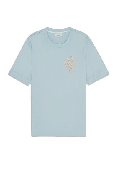 Lyseblå bomulds t-shirt med rund halsudskæring og korte ærmer. Har en blomsterbroderi-design i beige på venstre bryst.