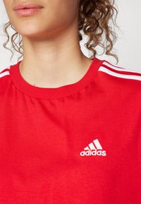 adidas Sportswear ESSENTIALS 3 STRIPES SINGLE CROPPED - Potiskana majica - better scarlet