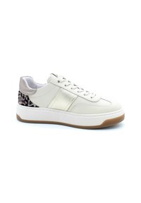 Baskets en cuir blanc avec des accents en beige texturé et imprimé léopard sur le talon, semelle en caoutchouc blanche et détail en bande métallique sur le côté.