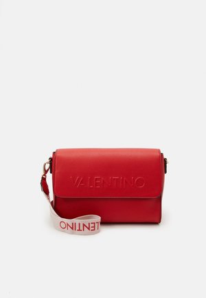 Skórzana torba na ramię Red Valentino z klapką zapinaną na zatrzask oraz beżowym paskiem z logo Red Valentino.