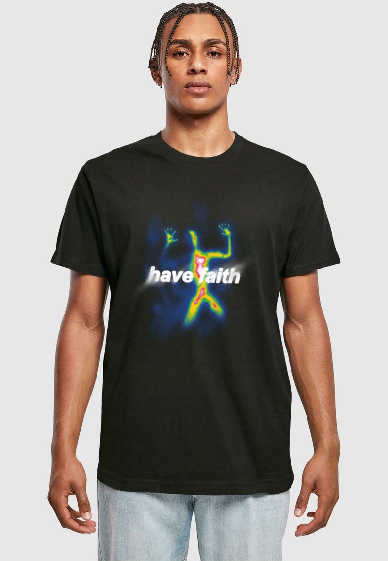 Sort bomulds t-shirt med et livligt flerfarvet grafisk design med teksten "have faith" og en silhuet af en person med hænderne løftet.