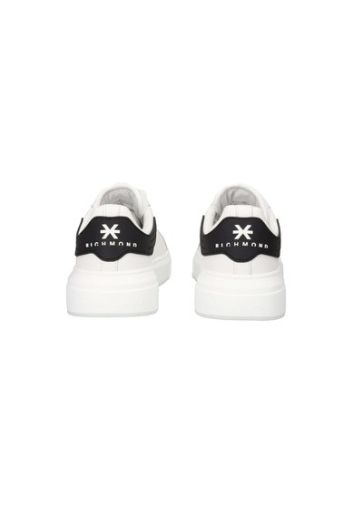 Witte plateau sneakers met zwarte hielstukjes voorzien van een wit sterlogo en het woord "RICHMOND" in witte letters.