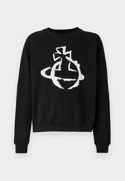 Fekete kapucnis pulóver kerek nyakkivágással és raglán ujjakkal. A elülső részén egy nagy, fehér grafikai tervezés található. Puha szövettextúra.