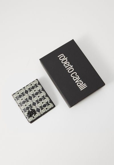 Portofel negru cu design alb în carouri, având o finisare texturată și un accent negru. Acesta vine împreună cu o cutie neagră inscripționată "roberto cavalli."