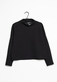 Mustaa lyhythihaista neulepuseroa, jossa on ribbitekstuuri, korkea kaulus ja pitkät hihat. Roikkuu mustassa koukussa valkoista taustaa vasten.