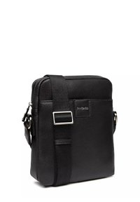 Borsa a tracolla in pelle nera con finitura testurizzata, forma rettangolare, tracolla regolabile e dettagli in metallo color argento.